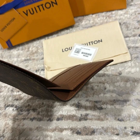 Louis Vuitton passport cover - Picture 8 of 12